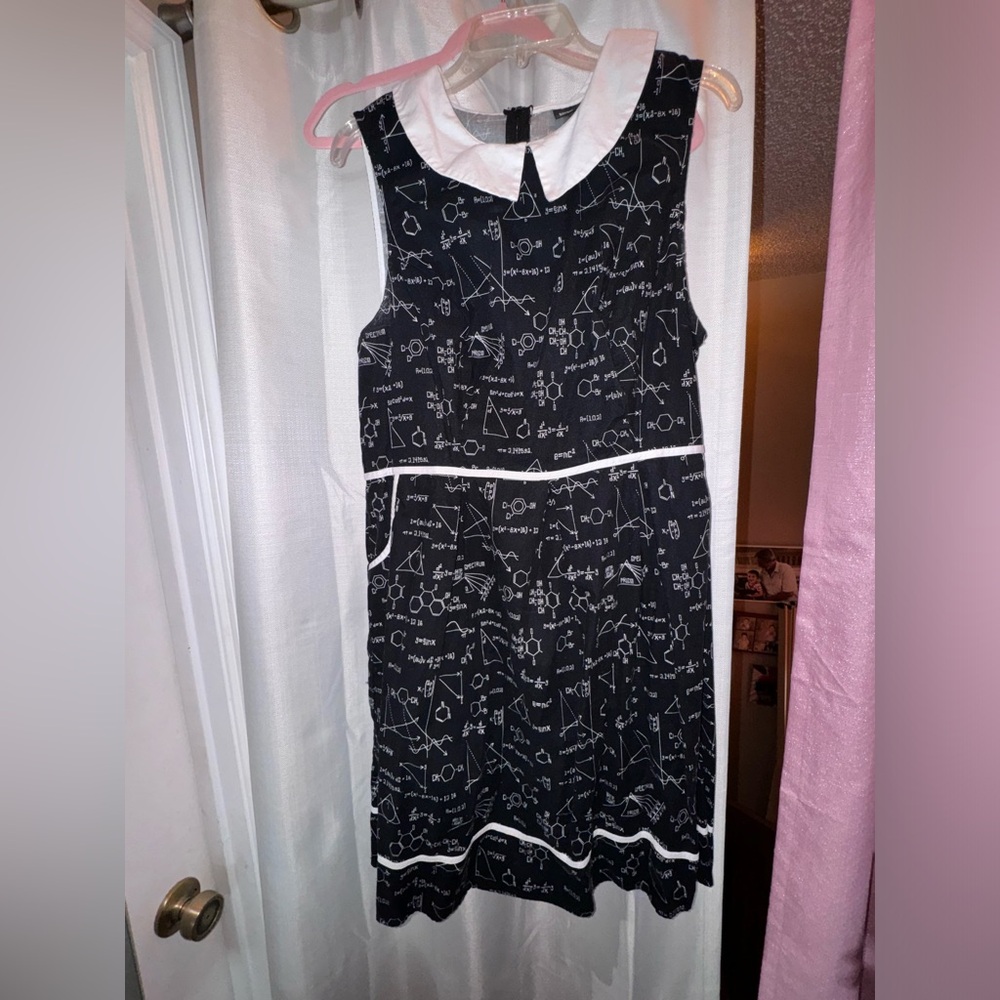 Retrolicious 2x Peter Pan collar dresses (2 different ones available).